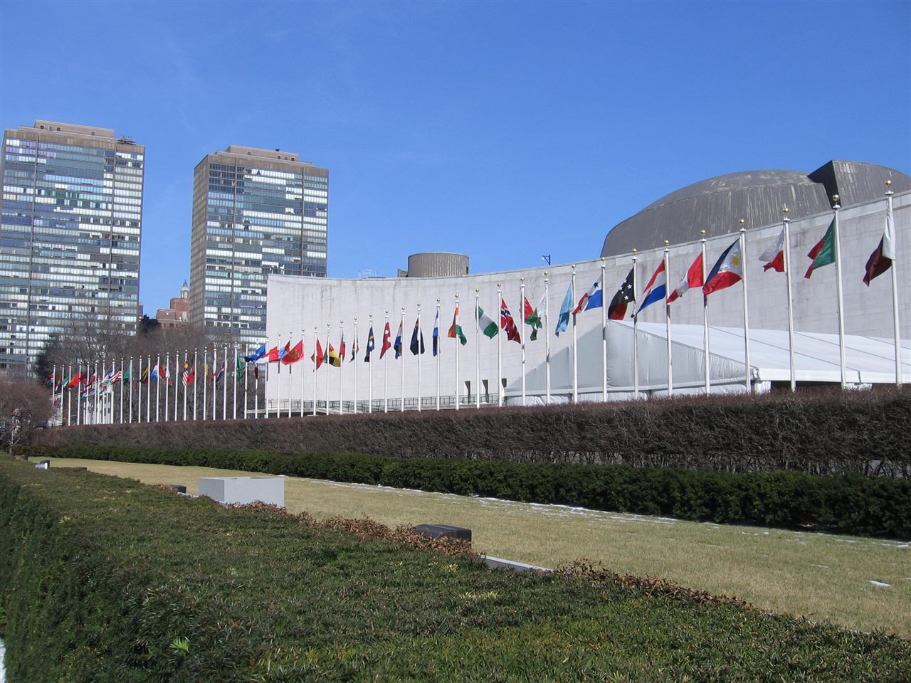 Bandiere degli Stati membri davanti alla sede dell’ONU a New York
